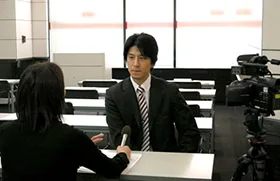 テレビ東京の取材を受ける山下健一